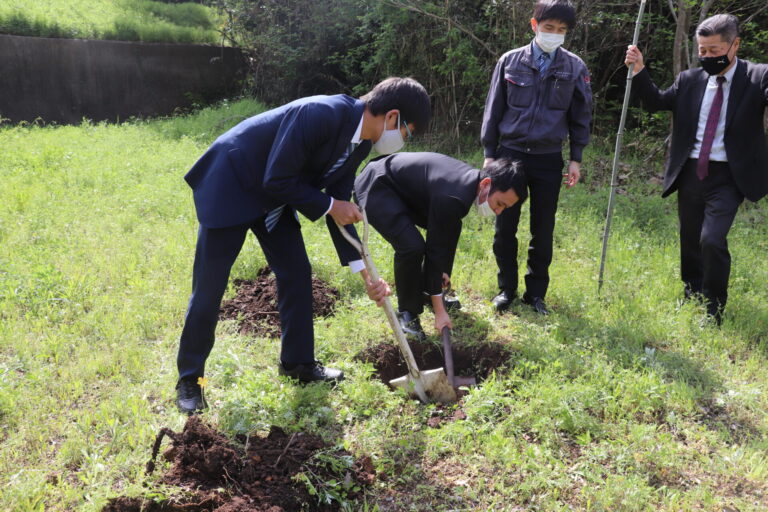 植えるための穴掘り