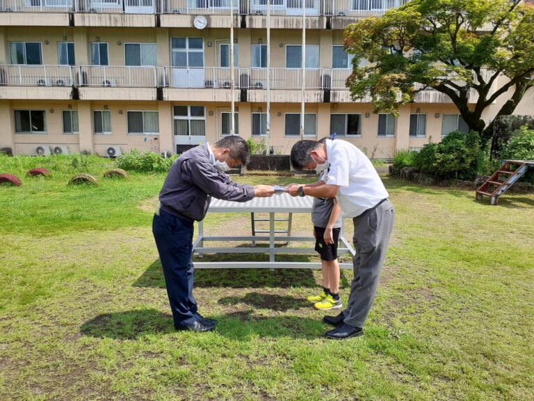 財光寺中学校の朝礼台贈呈の様子